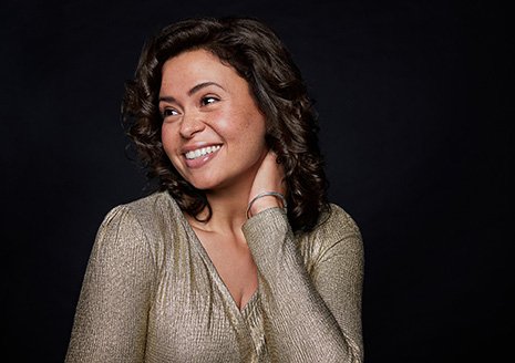 Model met bruine krullen